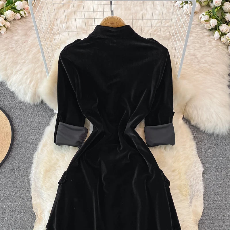 Robe vintage en velours noir à simple boutonnage et poches pour femme
