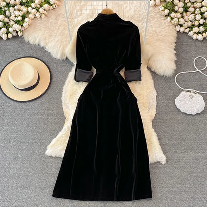 Robe vintage en velours noir à simple boutonnage et poches pour femme