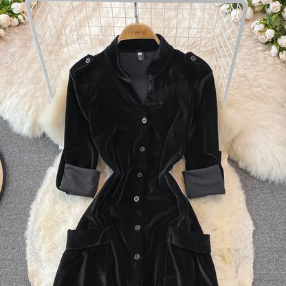 Robe vintage en velours noir à simple boutonnage et poches pour femme