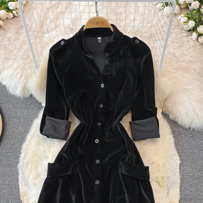 Robe vintage en velours noir à simple boutonnage et poches pour femme